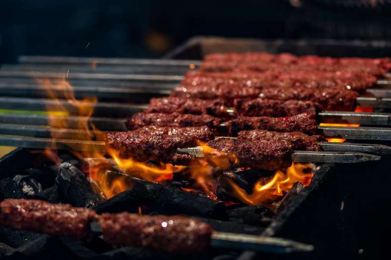 ২. কাবাব বেশি পুড়ে যেতেই পারে।  টক দই, চিনি, সামান্য নুন, চাট মশলা, ধনেপাতা ও পুদিনা পাতা কুচি ও অল্প সর্ষের তেল একসঙ্গে ফেটিয়ে  স্পেশাল রায়তা আগেই তৈরি করে রেখে দিন। কাবাব যদি পুড়েও যায়, তা ওই স্পেশ্যাল রায়তা দিয়ে সুস্বাদু লাগবে।