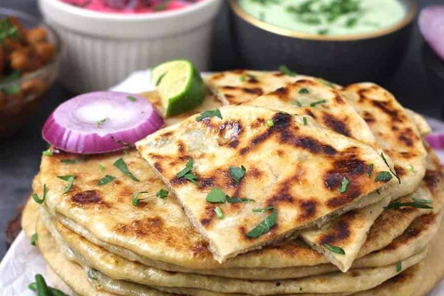 ৩. আলুর চপ-পরোটা বেশি কড়া ভাজা হয়ে গেলে উপরে সঙ্গে সঙ্গে চাট মশলা ছড়িয়ে দিন। পোড়া গন্ধ টেরই পাবেন না খাওয়ার স্ময়ে।