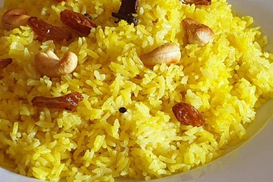 ৪. পোলাও বা ফ্রায়েড রাইস জল-জল হয়ে গিয়েছে? ফুল স্পিডে পাখা চালিয়ে তার নীচে শুকোতে দিন। খুব ঠান্ডা হতে দিতে হবে। তা হলেই বেশ কিছুটা ঝরঝরে হয়ে উঠবে। এর পরে অল্প আঁচে কড়ায় আবার একটু ভেজে নিন ওই পোলাও বা ফ্রায়েড রাইস। একদম ঝরঝরে হয়ে যাবে। 