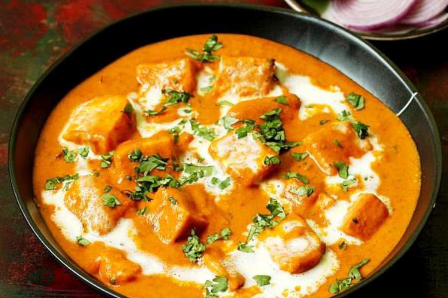 ৫. রান্নায় বেশি নুুন পড়ে গিয়েছে। হয় তাতে অল্প জল সামান্য গরম করে ভাল করে মিশিয়ে দিন। অথবা, রান্নায় পরিমাণ মতো চিনি মিশিয়ে ৩০ সেকেন্ড মতো গরম করে নিন। দেখবেন, স্বাদে বেশি নুন আর লাগছে না।