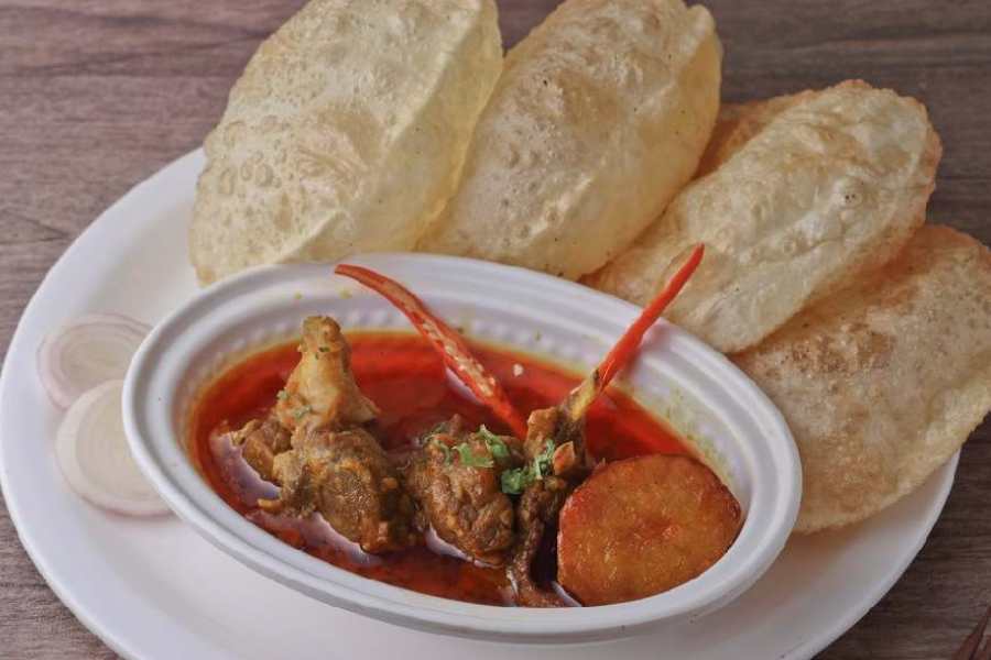 ৬. লুচি ফুলকো করতে যখন ময়দা মাখার সময়ে আঙুলের এক চিমটে অথবা চায়ের চামচের হাফ চামচ খাবার সোডা তাতে মিশিয়ে নিন। এ বার ময়দা খুব ভাল করে মেখে লুচি করলে সেগুলো ফুলকো হবে।