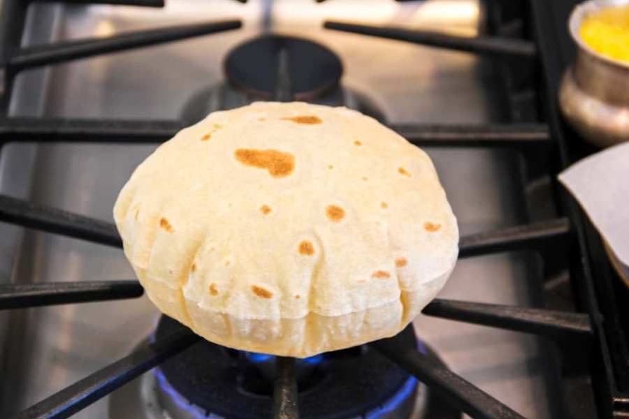 ৭. রুটি ফুলো ফুলো করতে আটায় পরিমাণ মতো জল দিয়ে সাধারণের তুলনায় একটু বেশি সময় ধরে খুব চাপ দিয়ে দিয়ে মাখতে হবে। যত ভাল করে আটা মাখা হবে, রুটি তত ফুলবে।