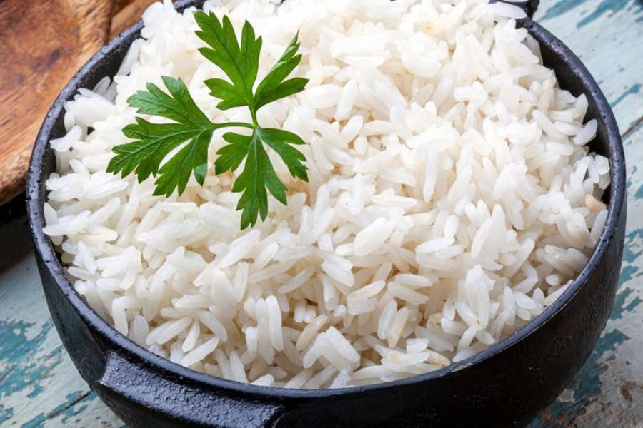 ৮. ভাত শক্ত হলে সেই আধসেদ্ধ ভাতের হাঁড়িতে পরিমাণ মতো আরও জল অল্প গরম করে মিশিয়ে ৫ থেকে ৭ মিনিট ফোটান। শক্ত ভাব চলে গিয়ে খাওয়ার উপযোগী হয়ে যাবে। তবে ভাত গলে গেলে সত্যি বলতে আর কিছু করার নেই। বড়জোর গলা ভাত উনুনে আরও কিছু ক্ষণ গরম করলে ভাতের জল জল ভাব কিছুটা কমে যায়। কিন্তু খেয়াল রাখতে হবে, তলার দিকটা যেন আবার পুড়ে না যায়!