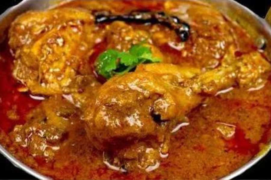 ৯. মাংসে ভাল স্বাদ আনতে রান্নার সময়ে যে পরিমাণ গরম মশলা দিয়েছিলেন, নামানোর ঠিক আগে প্রায় ততটাই গরম মশলা আবার ভাল করে মিশিয়ে, ৩০ সেকেন্ড ফুটিয়ে নিন। দেখবেন মাংসের স্বাদ দ্বিগুণ ভাল লাগছে।