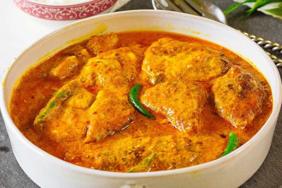 ১০. রান্না করার সময়ে মাছে আঁশটে গন্ধ? চায়ের কাপের এক কাপ জলে এক চা চামচ ভিনিগার মিশিয়ে ভাল করে গুলে নিন। সেই ভিনিগার-জল মাছের কড়াইয়ে দিয়ে দিন। রান্নার পর দেখবেন মাছে আঁশটে গন্ধ নেই। অথবা, পাতিলেবুর রস এক চা চামচ মাছের কড়াইয়ে মিশিয়ে দিন। এতেও মাছের আঁশটে গন্ধ চলে যাবে। 