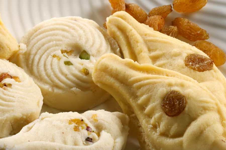 ১১. দুধ ছানা কেটে গেলে তাতে পরিমাণ মতো ল্যাকটিক অ্যাসিড পাউডার অর্থাৎ ছানা কাটানোর পাউডার মিশিয়ে আরও ভাল করে ছানা করে নিন। এর পরে সেই ছানা পিস্ করে কেটে ডালনা রান্না করতে পারেন। অথবা, ছানায় পরিমাণ মতো চিনি দিয়ে শুকনো কড়াইয়ে ভাল করে গরম করুন, যতক্ষণ না পর্যন্ত তাতে লাল রং ধরছে। তার পরে গ্যাস থেকে নামিয়ে সেই ছানা পিস্ করে কাটুন। বাড়িতেই সন্দেশ রেডি! এই প্রতিবেদনটি ‘আনন্দ উৎসব’ ফিচারের একটি অংশ।