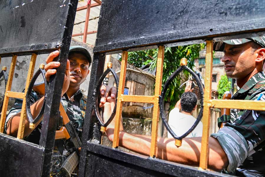 রবিবার সকাল থেকেই রাজ্যের মন্ত্রী, বিধায়কের বাড়ি-সহ অন্তত এক ডজন জায়গায় তল্লাশি শুরু করেছে কেন্দ্রীয় তদন্তকারী সংস্থা সিবিআই।