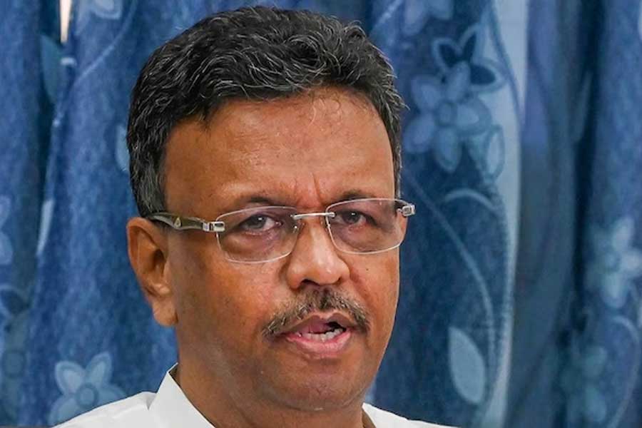 রবিবার প্রথমে কলকাতার মেয়র তথা রাজ্যের পুরমন্ত্রী ফিরহাদ হাকিমের চেতলার বাড়িতে যায় সিবিআইয়ের একটি দল। তার পরই জানা যায় যে, রাজ্যের প্রাক্তন মন্ত্রী তথা কামারহাটির বিধায়ক মদন মিত্রের ভবানীপুরের বাড়িতেও হানা দিয়েছে সিবিআই।