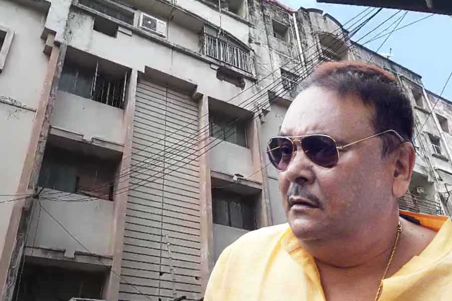 কামারহাটি পুরসভার অন্তর্গত দক্ষিণেশ্বরের যে আবাসনে মদন থাকেন, সেখানেও হানা দিয়েছে সিবিআইয়ের তিন সদস্যের একটি দল। 