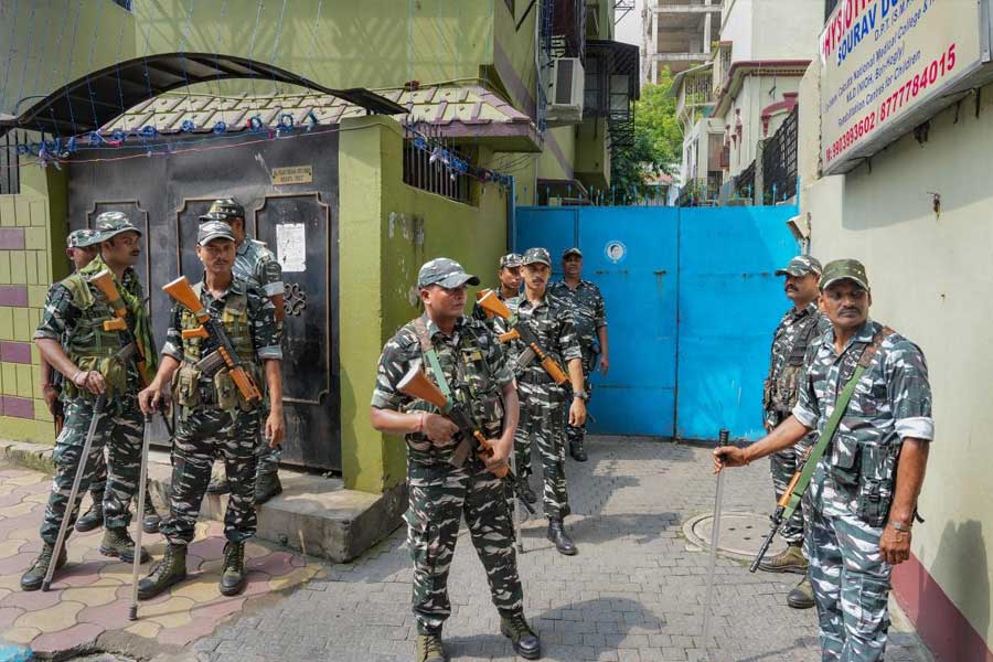 রবিবার সকালে সিবিআইয়ের একটি দল চেতলায় ফিরহাদের বাড়িতে পৌঁছয়। বাড়ির ভিতর ঢুকে তল্লাশি চালানো শুরু করে তারা। বাইরে দাঁড়িয়ে বাড়ি ঘিরে রাখেন কেন্দ্রীয় বাহিনীর সশস্ত্র জওয়ানেরা। বাড়ির ভিতরে প্রবেশের ক্ষেত্রেও ব্যাপক কড়াকড়ি করা হয়।