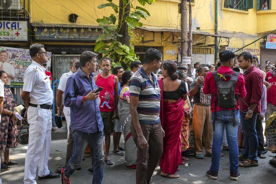 ফিরহাদের বাড়ির সামনে জড়ো হন তাঁর অনুগামীরা। বাড়ির বাইরে দাঁড়িয়ে বিক্ষোভ দেখাতে শুরু করেন অনেকে। ওঠে কেন্দ্রীয় সরকার এবং বিজেপি-বিরোধী স্লোগান। তাঁদের অভিযোগ, রাজনৈতিক কারণেই এই সিবিআই হানা। বাড়ির বাইরে সিআরপিএফ জওয়ানদের সঙ্গে কথা কাটাকাটিতে জড়িয়ে পড়েন ফিরহাদ-কন্যা প্রিয়দর্শিনী হাকিম। 