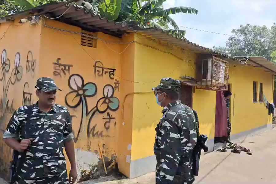 বেলা গড়ালে জানা যায়, শুধু ফিরহাদ-মদনের বাড়িতেই নয়, হালিশহর এবং কাঁচরাপাড়া পুরসভার দুই প্রাক্তন পুরপ্রধানের বাড়িতেও হানা দিয়েছে সিবিআইয়ের দল।