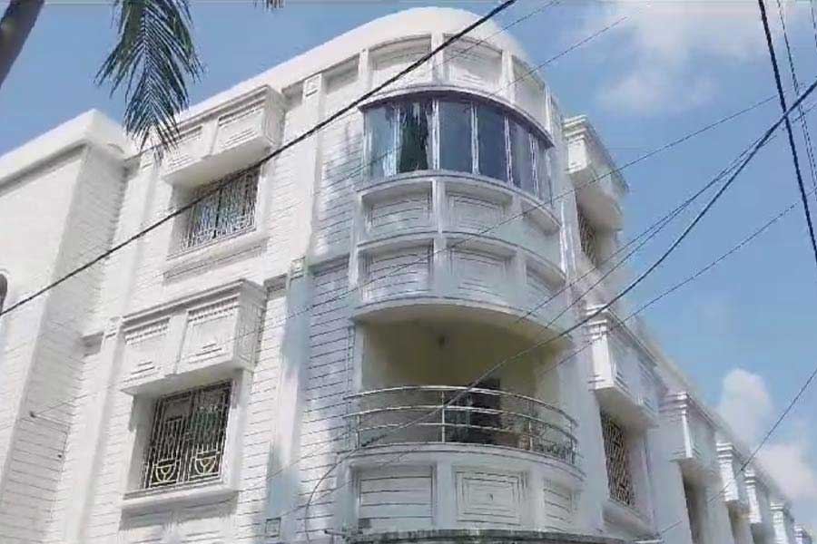 তার পর সময় যত এগোতে থাকে, ততই বাড়তে থাকে সিবিআই-তল্লাশি চলছে,  এমন বাড়ির সংখ্যা। দুপুরের দিকে জানা যায়, একসঙ্গে তল্লাশি চলছে  কাঁচরাপাড়া, ব্যারাকপুর, হালিশহর, দমদম, উত্তর দমদম, কৃষ্ণনগর, টাকি, কামারহাটি পুর এলাকায়। 