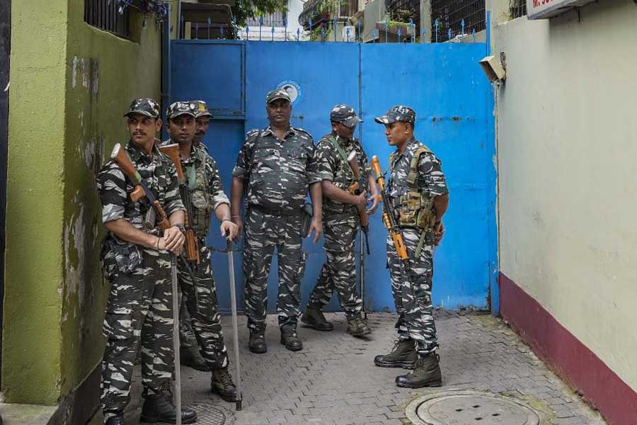 সিবিআই সূত্রে জানা যায়, রবিবার সাতসকালে প্রচুর সংখ্যক সিআরপিএফ জওয়ানকে নিয়ে কলকাতার নিজাম প্যালেসের দফতর থেকে বেরোন কেন্দ্রীয় তদন্তকারী সংস্থার আধিকারিকেরা। সোজা ঢোকেন ফিরহাদের বাড়িতে। অন্য দিকে, সিবিআইয়ের একটি দল যায় কামারহাটির বিধায়ক মদন মিত্রের ভবানীপুরের বাড়ির দিকে।