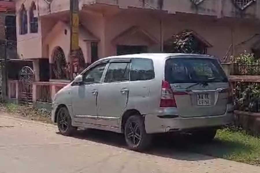 আরও কয়েকটি দলে বিভক্ত হয়ে রাজ্যের একাধিক পুরসভার প্রাক্তন এবং বর্তমান পুরপ্রতিনিধিদের বাড়িতে পৌঁছে যান সিবিআই আধিকারিকেরা।