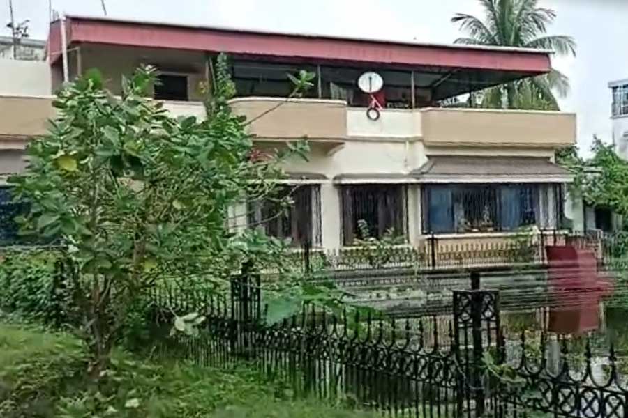 সিবিআইয়ের চার সদস্যের একটি দল যায় হালিশহর পুরসভার প্রাক্তন পুরপ্রধান অংশুমান রায়ের বাড়িতে। স্থানীয় সূত্রে জানা যায়,  ২০১০ থেকে ২০২১ সাল পর্যন্ত হালিশহরের পুরপ্রধান ছিলেন ওই তৃণমূল নেতা। তাঁর বাড়ির আলমারি ঘেঁটে কাগজপত্র বার করা হয়।