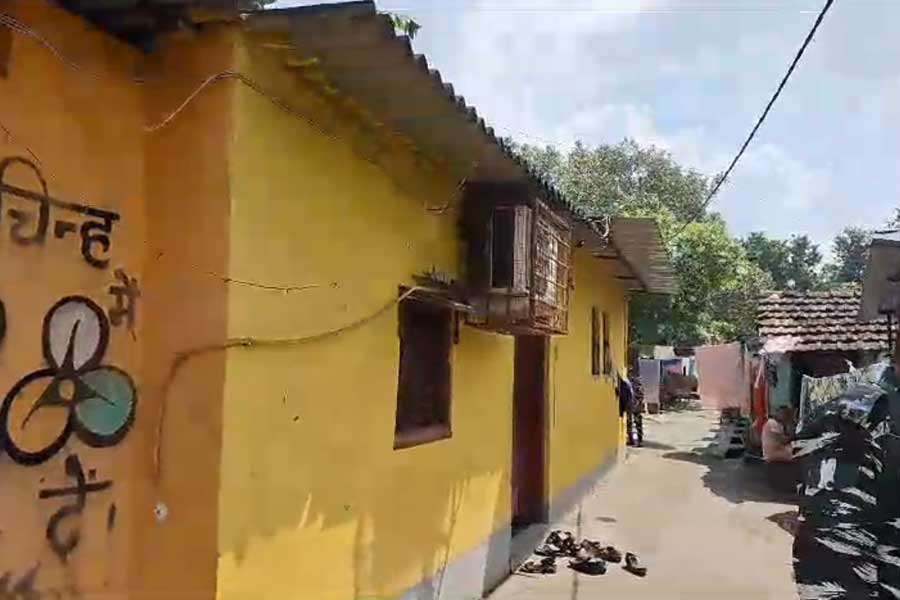 কাঁচরাপাড়া পুরসভার প্রাক্তন পুরপ্রধান সুদমা রায়ের বাড়িতেও সিবিআই তল্লাশি শুরু হয়েছে। সুদমার এক ঘনিষ্ঠ জানান, প্রাক্তন পুরপ্রধানের কাঁচরাপাড়ার বাড়িতে গিয়ে বিভিন্ন কাগজপত্র খতিয়ে দেখছেন কেন্দ্রীয় তদন্তকারী অফিসাররা।