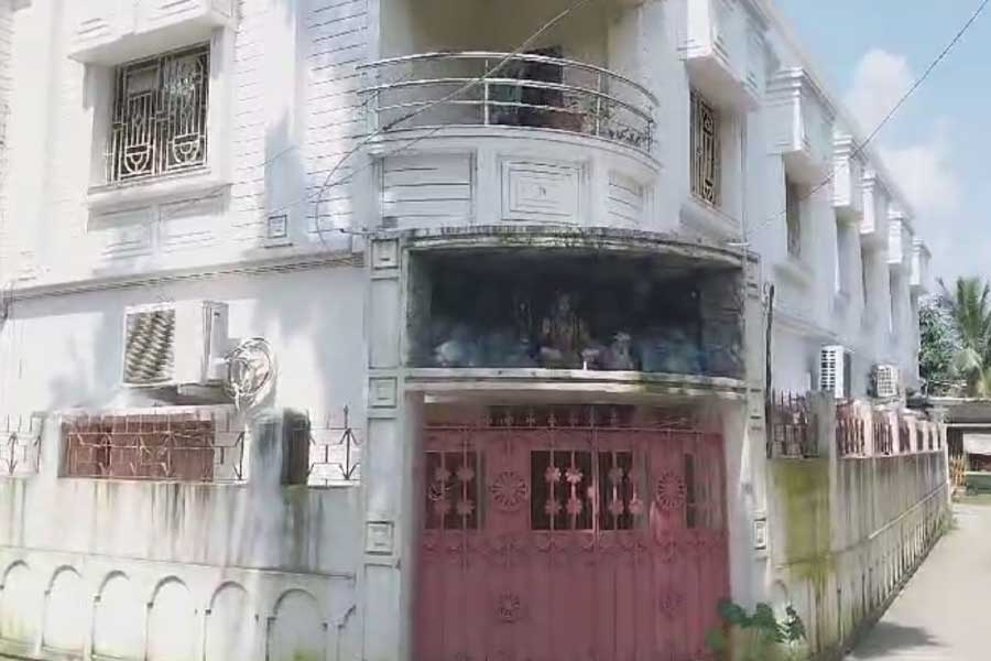 নিউ ব্যারাকপুর পুরসভার প্রাক্তন পুরপ্রধান তৃপ্তি মজুমদারের বাড়িতে সিবিআই হানার খবর মেলে। স্থানীয় সূত্রে জানা যায়, সকালে তৃপ্তির বাড়িতে গিয়েছেন সিবিআই আধিকারিকেরা। 