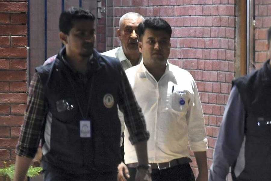 পুরসভায় একাধিক পদে নিয়োগের ক্ষেত্রে বিস্তর অনিয়ম এবং চাকরির বিনিময়ে টাকার লেনদেন হয়েছে বলে কেন্দ্রীয় তদন্তকারী সংস্থার তরফে আদালতে জানানো হয়। এই মামলার তদন্তে আগেও রাজ্যের একাধিক পুরসভার আধিকারিকদের নথি নিয়ে তলব করা হয়েছিল।