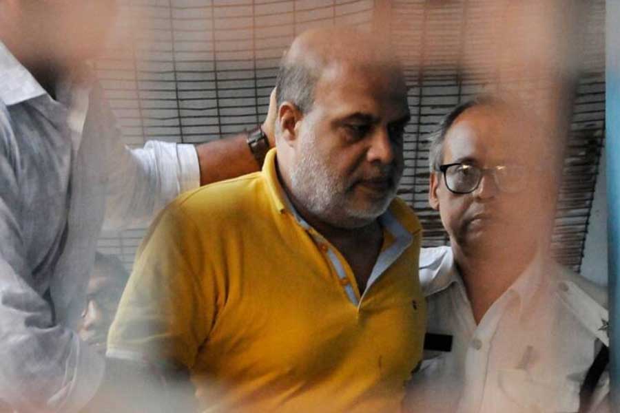 স্কুলে নিয়োগ সংক্রান্ত দুর্নীতির তদন্ত চালাতে গিয়ে পুরসভায় নিয়োগ ‘দুর্নীতি’র বিষয়টি উঠে আসে। তৃণমূলের বহিষ্কৃত যুবনেতা শান্তনু বন্দ্যোপাধ্যায় এবং কুন্তল ঘোষকে গ্রেফতারের পরে তাঁদের ঘনিষ্ঠ প্রোমোটার অয়ন শীলের নাম উঠে আসে।