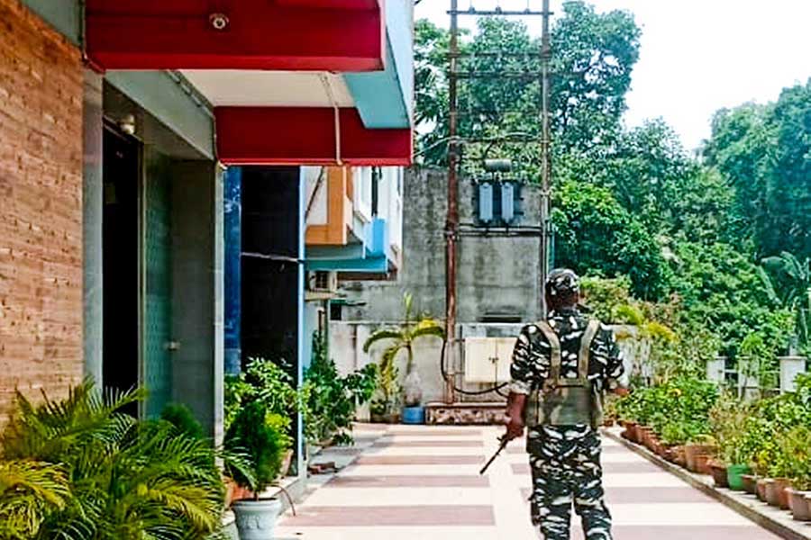 অয়নের সল্টলেকের অফিসে তল্লাশি চালিয়ে বিভিন্ন পুরসভায় নিয়োগ সংক্রান্ত নথি উদ্ধার করেছিল এনফোর্সমেন্ট ডিরেক্টরেট (ইডি)। তাঁর ওই অফিস থেকে পুরসভার বিভিন্ন পদে চাকরিপ্রার্থীদের উত্তরপত্র বা ওএমআর শিট (উত্তরপত্র) পাওয়া গিয়েছে বলেও দাবি করেছিলেন তদন্তকারীরা।