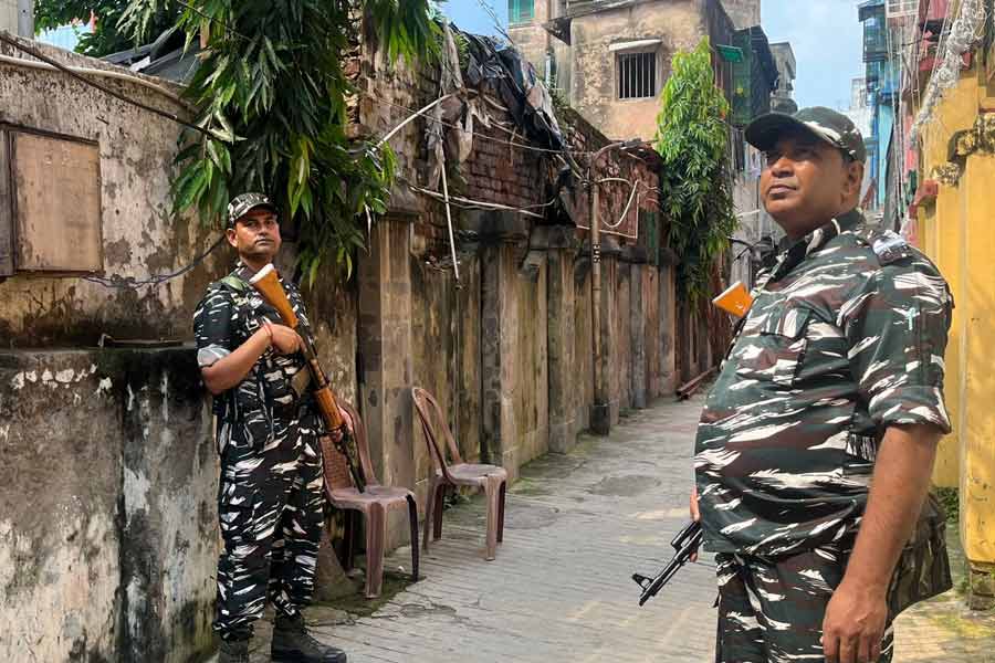 কাঁচরাপাড়া, টাকি, দক্ষিণ দমদম, হালিশহর, বরাহনগর-সহ বহু পুরসভায় নিয়োগ সংক্রান্ত দুর্নীতিতে অয়ন জড়িত ছিলেন বলে দাবি করা হয়।      