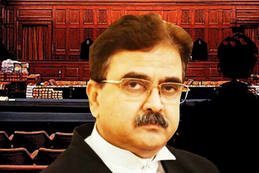 গত এপ্রিলে কলকাতা হাই কোর্টের বিচারপতি অভিজিৎ গঙ্গোপাধ্যায় নির্দেশ দিয়েছিলেন পুরসভায় নিয়োগ দুর্নীতিতে তদন্ত করতে পারবে সিবিআই। তাঁর নির্দেশ ছিল, প্রয়োজন মনে করলে নতুন এফআইআর দায়ের করে তদন্ত করতে পারবে কেন্দ্রীয় তদন্তকারী সংস্থাটি।