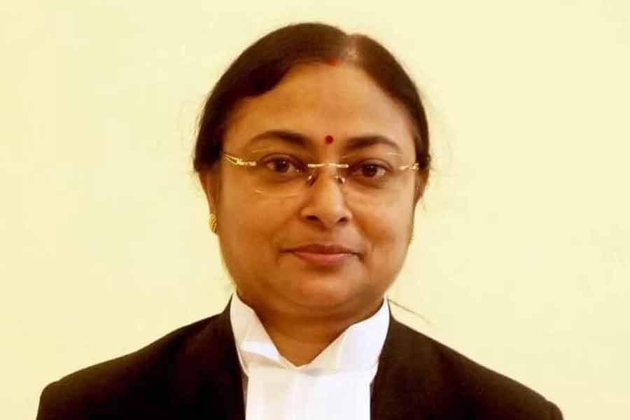 সেই নির্দেশ পুনর্বিবেচনার আর্জি জানিয়েছিল রাজ্য। তাদের পুনর্বিবেচনার আর্জি খারিজ করে আগের নির্দেশ বহাল রাখেন বিচারপতি অমৃতা সিংহ।