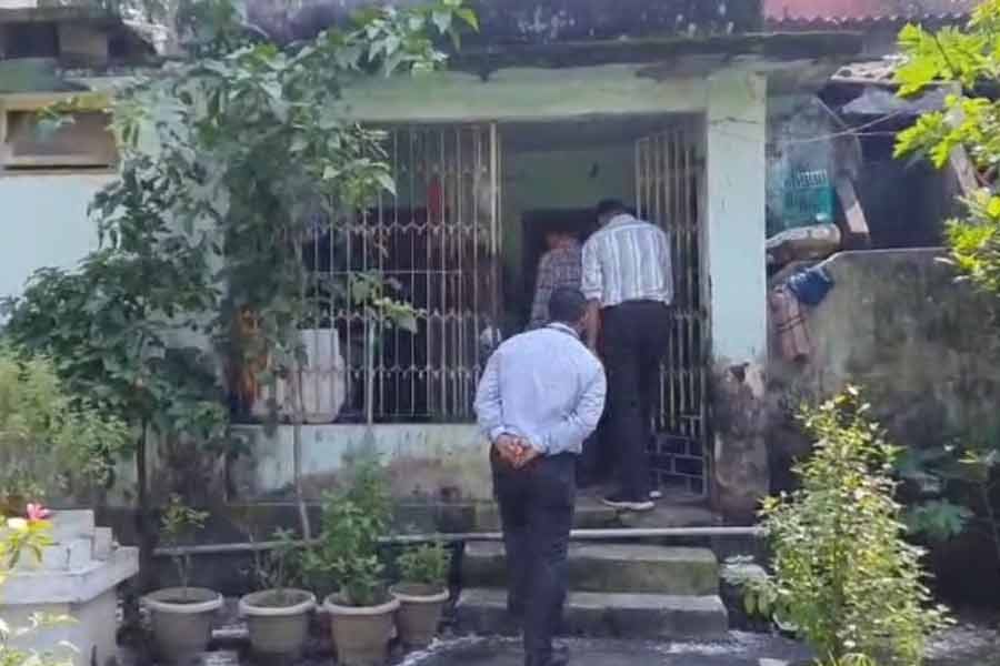 এর পরে উত্তর ২৪ পরগনা-সহ অন্যান্য জেলায় মোট ১৪টি পুরসভায় তল্লাশি চালায় তদন্তকারী সংস্থাটি। ওই সব পুরসভা থেকে নিয়োগ সংক্রান্ত প্রচুর নথি বাজেয়াপ্ত করা হয়েছে বলে সিবিআই সূত্রে দাবি করা হয়। 