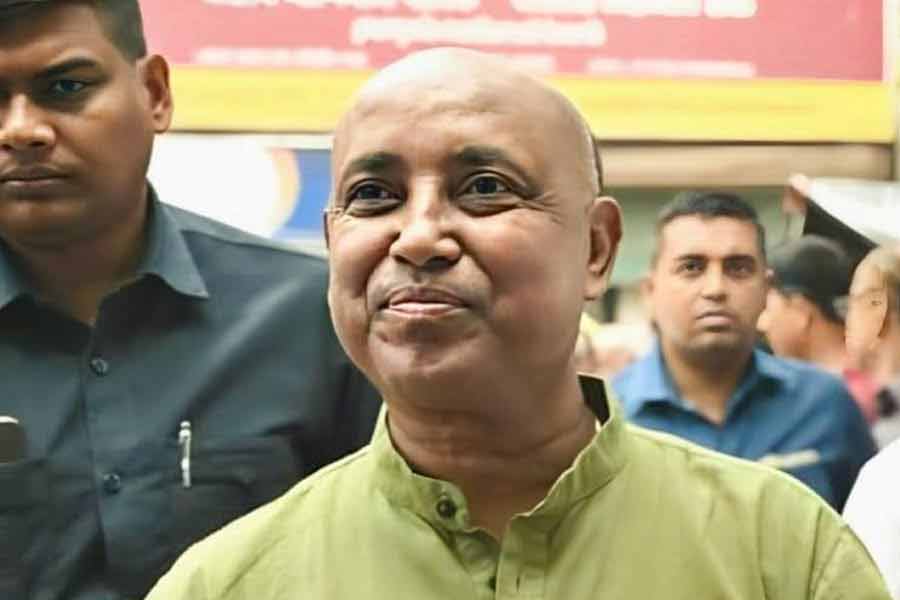 গভীর রাত পর্যন্ত সেই তল্লাশি চলেছিল। সাড়ে ১৯ ঘণ্টা পর রাত পৌনে ২টো নাগাদ তদন্তকারীরা রথীনের বাড়ি থেকে বেরিয়ে আসেন।