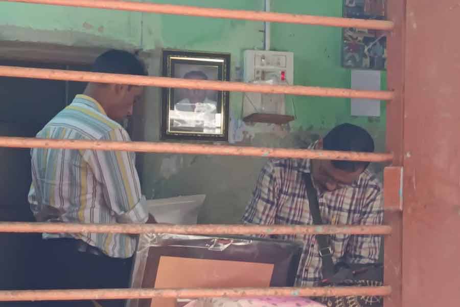 কামারহাটি পুরসভার তৃণমূলের পুর চেয়ারম্যান গোপাল সাহার অমৃতনগরের বাড়ি, বরাহনগর পুরসভার চেয়ারপার্সন অপর্ণা মৌলিকের বাড়ি এবং টিটাগড়ের প্রাক্তন পুর চেয়ারম্যান প্রশান্ত চৌধুরীর বাড়িতে তল্লাশি চালানো হয়েছে। 