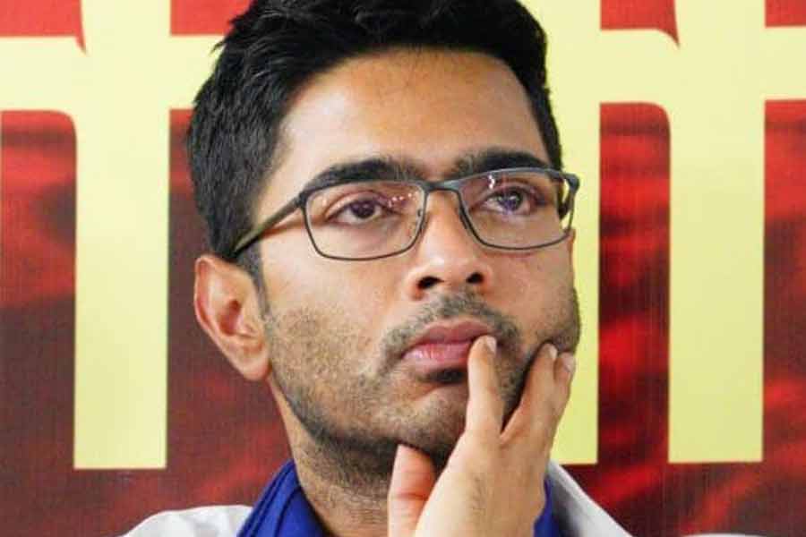 রবিবার দলের নেতা এবং জনপ্রতিনিধিদের বাড়িতে সিবিআই-হানা নিয়ে তৃণমূলের বক্তব্য, অভিষেক বন্দ্যোপাধ্যায়ের রাজভবনের সামনে ধর্নার পাল্টা হিসাবে সিবিআইকে ব্যবহার করছে বিজেপি।