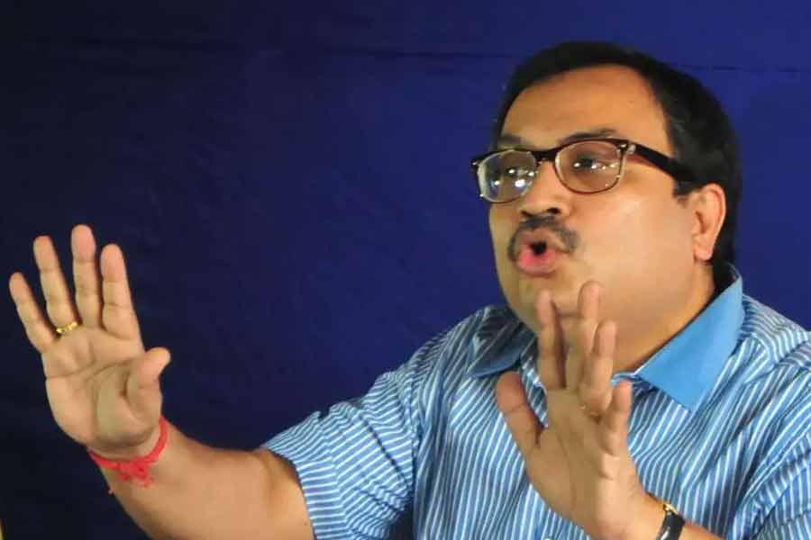 এ নিয়ে তৃণমূলের মুখপাত্র তথা রাজ্য সম্পাদক কুণাল ঘোষের কটাক্ষ, ‘‘বিজেপির উপর চাপ বাড়ছে... তাই নজর ঘোরাতে রাজনৈতিক পরিকল্পনায় আবার নামানো হল এজেন্সিকে।’’ 