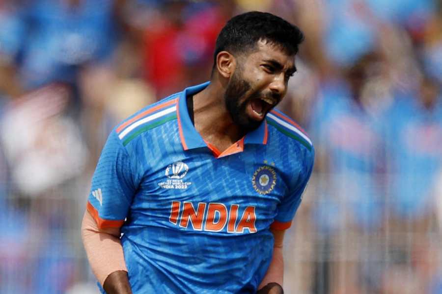 বুধবার প্রকাশিত আইসিসির টেস্ট বোলারদের ক্রমতালিকায় রবিচন্দ্রন অশ্বিনকে সরিয়ে শীর্ষে উঠে এসেছেন বুমরা।