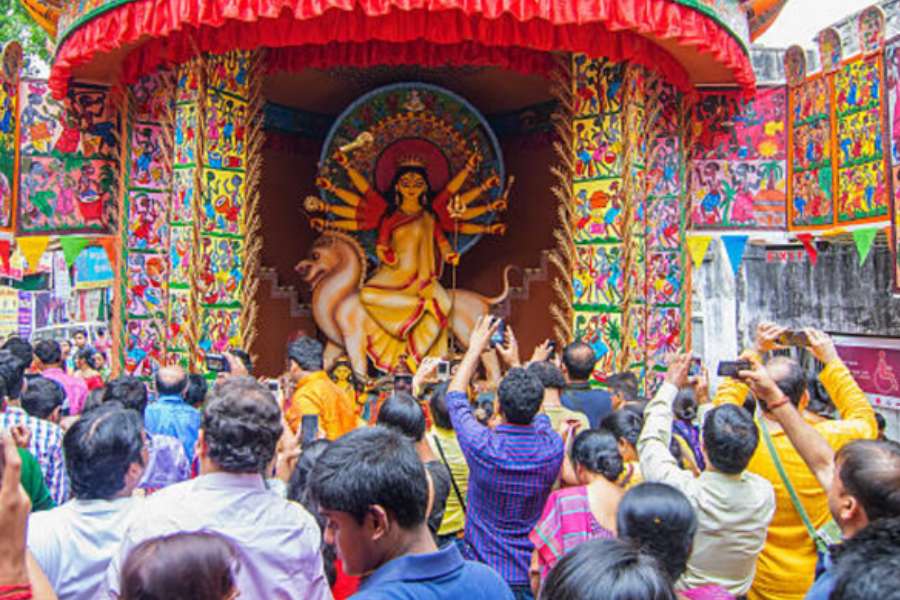 পুজোর রাস্তায় জটিল যানজটে যখন বাস-ট্রাম, ট্যাক্সি, ওলা-উবের, গাড়ি স্থানুবৎ দাঁড়িয়ে থাকে, সে সময় মেট্রো রেলে মাটির তলা কিংবা মাটির অনেক উপর দিয়ে তরতরিয়ে আপনার গন্তব্যের প্যান্ডেলে পৌঁছে যাওয়ার মজাই আলাদা!