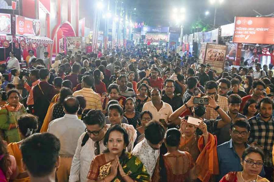 পুজোর মেট্রোও ভিড়ে ভিড়াক্কার। কিন্তু যানজট তো নেই! তাই ভিড়ের চাপে চিঁড়েচ্যাপ্টা হলেও সঙ্গী নিয়ে মেট্রো চেপে ঠাকুর দেখাই সেরা পন্থা।