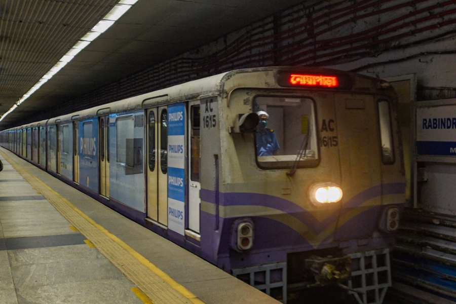 আর বেশির ভাগ মেট্রো স্টেশন থেকে বাইরে বেরোলেই খুব কাছেপিঠে একাধিক বড় পুজো। উত্তর থেকে দক্ষিণে মেট্রো চেপে বড় বড় দুর্গাপুজো দেখার হদিস দিচ্ছে আনন্দবাজার অনলাইন।