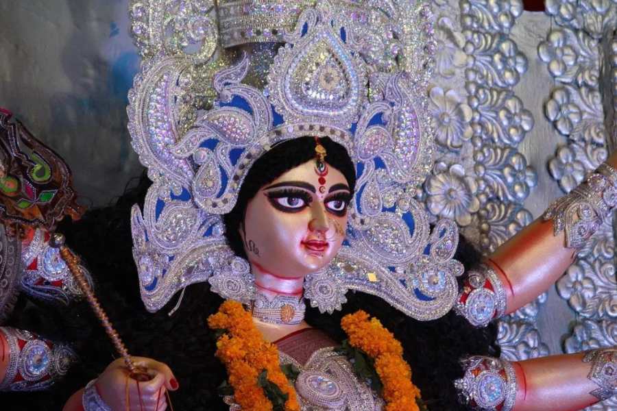 নোয়াপাড়া মেট্রো স্টেশন - খানিক এগোলেই নোয়াপাড়া উদয়ন সঙ্ঘ।