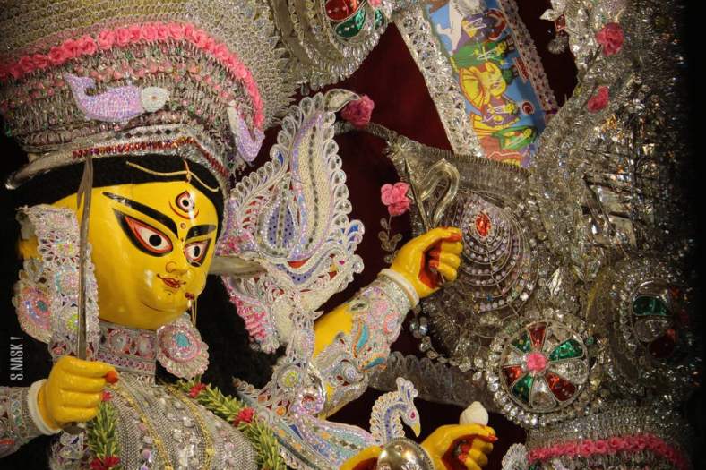 দমদম মেট্রো স্টেশন - কাছেই সিঁথি সর্বজনীন এবং ১৪-এর পল্লির ঠাকুর দেখুন।