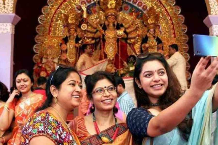 বেলগাছিয়া মেট্রো স্টেশন - আশপাশে পরপর দেখতে থাকুন, বেলগাছিয়া ওলাইচণ্ডী, টালা পার্ক, নেতাজি স্পোর্টিঁং, লেক টাউন আ্যাসোসিয়েশন, যুবক বৃন্দ, দমদম পার্ক ভারতচক্র, শ্রীভূমি স্পোর্টিঁং-এর পুজো।