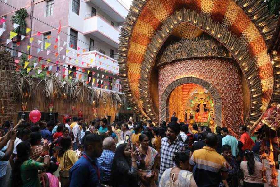 শ্যামবাজার মেট্রো স্টেশন - বাইরের রাস্তায় এলেই একে একে বেনিয়াটোলা, কুমোরটুলি পার্ক, আহিরীটোলা সর্বজনীন, শোভাবাজার রাজবাড়ি, হাতিবাগান সর্বজনীন, তেলেঙ্গাবাগান, চালতাবাগানের পুজো।
