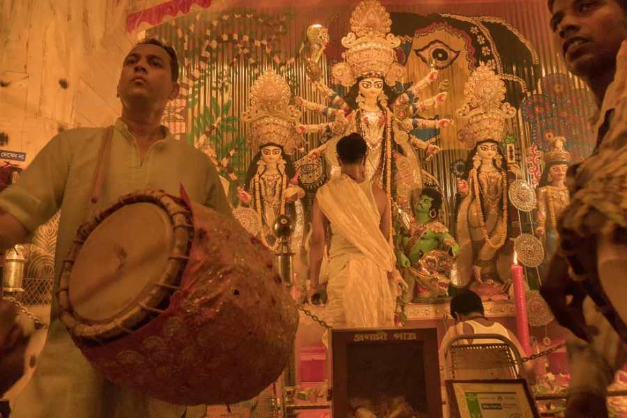  গিরিশ পার্ক স্টেশন - সিমলা ব্যায়াম সমিতি, বিবেকানন্দ স্পোর্টিং, রবীন্দ্র কানন, পাথুরিঘাটা ৫-এর পল্লির পুজো।