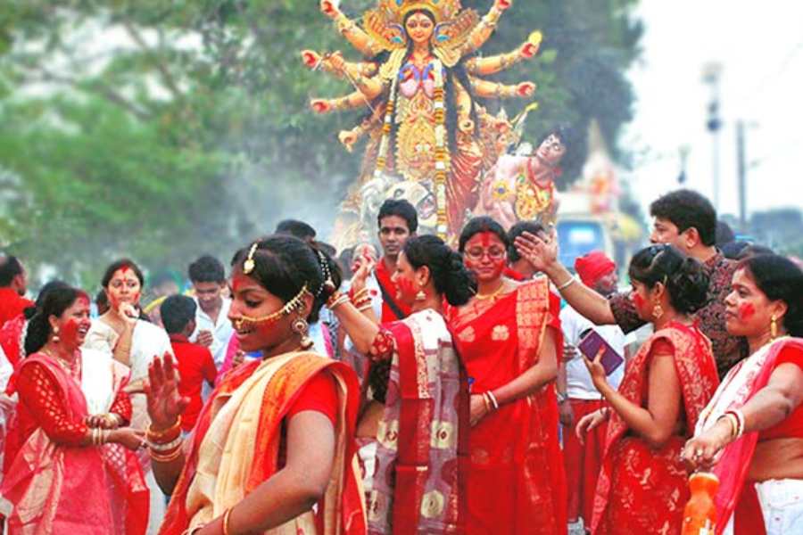 মহাত্মা গাঁধী মেট্রো স্টেশন - মহম্মদ আলি পার্ক, কলেজ স্কোয়ার, শিয়ালদা অ্যাথলেটিক্স-এর পুজো।