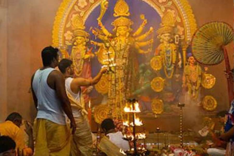 রবীন্দ্র সদন মেট্রো স্টেশন : গোখলে স্পোর্টিং, চক্রবেড়িয়া সর্বজনীন।