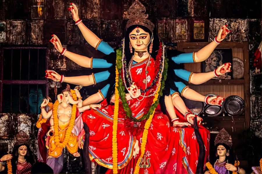 নেতাজি ভবন মেট্রো স্টেশন - পরপর দেখুন ৬৮ পল্লি, ৭৬ পল্লি, ভবানীপুর ৭৫ পল্লি, ২২ পল্লি, পদ্মপুকুর সমিতি, হরিশ পার্ক, অগ্রদূত উদয় সঙ্ঘ, ভবানীপুর স্বাধীন সঙ্ঘ।