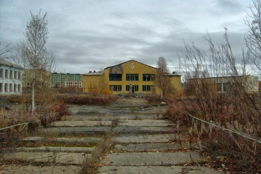 প্রায় ৩০ বছর আগে রাশিয়ার এই শহরে ছিল মানুষের বাস। এখন সেখানে শুধুই দাঁড়িয়ে রয়েছে ভাঙাচোরা পরিত্যক্ত কিছু ঘরবাড়ি, কারখানা, দোকান।