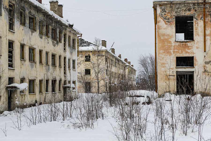 ওই অঞ্চলের তাপমাত্রা হিমাঙ্কের প্রায় ৫০ ডিগ্রি সেলসিয়াস নীচে। চারপাশ বরফে ঢাকা। এ রকম আবহাওয়ায় খনিতে কাজ করা ছিল প্রায় অসম্ভব। অভিযোগ, রুশ শাসক জোর করে খনিতে কাজ করতে বাধ্য করতেন গরিব মানুষদের।