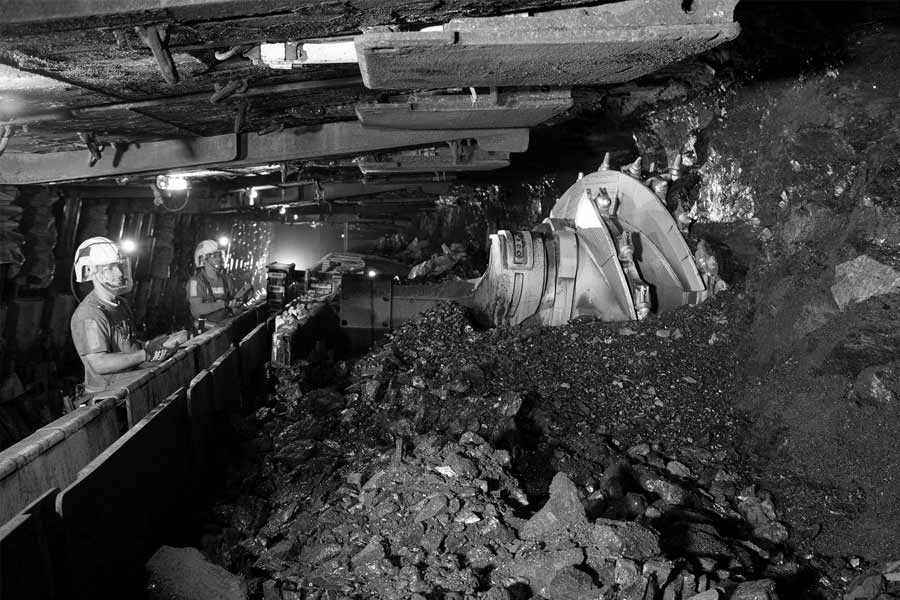 সে সময় যুদ্ধবন্দিরা আর ছিলেন না। পরিবর্তে সরকার বেশি মজুরির লোভ দেখিয়ে নাগরিকদের খনিতে নামাতে শুরু করে।