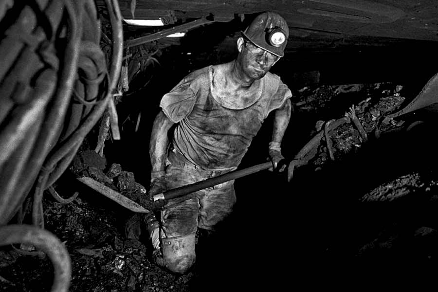 সত্তরের দশকে সোভিয়েত ইউনিয়নে ঠান্ডা লড়াই শুরু হয়। তখন থেকেই সোভিয়েত ভাঙনের দিকে এগোতে থাকে। কাডিকচানের খনিতে ততই কাজ চেয়ে ভিড় করতে শুরু করেন সাধারণ মানুষ। রুজির টানে। এই খনিকে কেন্দ্র করে গড়ে ওঠে ছোট শহর।