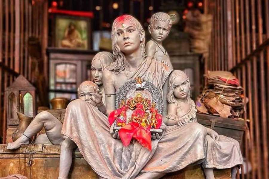 মহানায়ক উত্তমকুমার মেট্রো স্টেশন (টালিগঞ্জ) ও নেতাজি মেট্রো স্টেশন (কুদঘাট)- ৪১ পল্লি, অজেয় সংহতি, অশোকনগর, বড়িশা ক্লাব, বড়িশা উদয়ন পল্লি, শীতলাতলা কিশোর সঙ্ঘ।